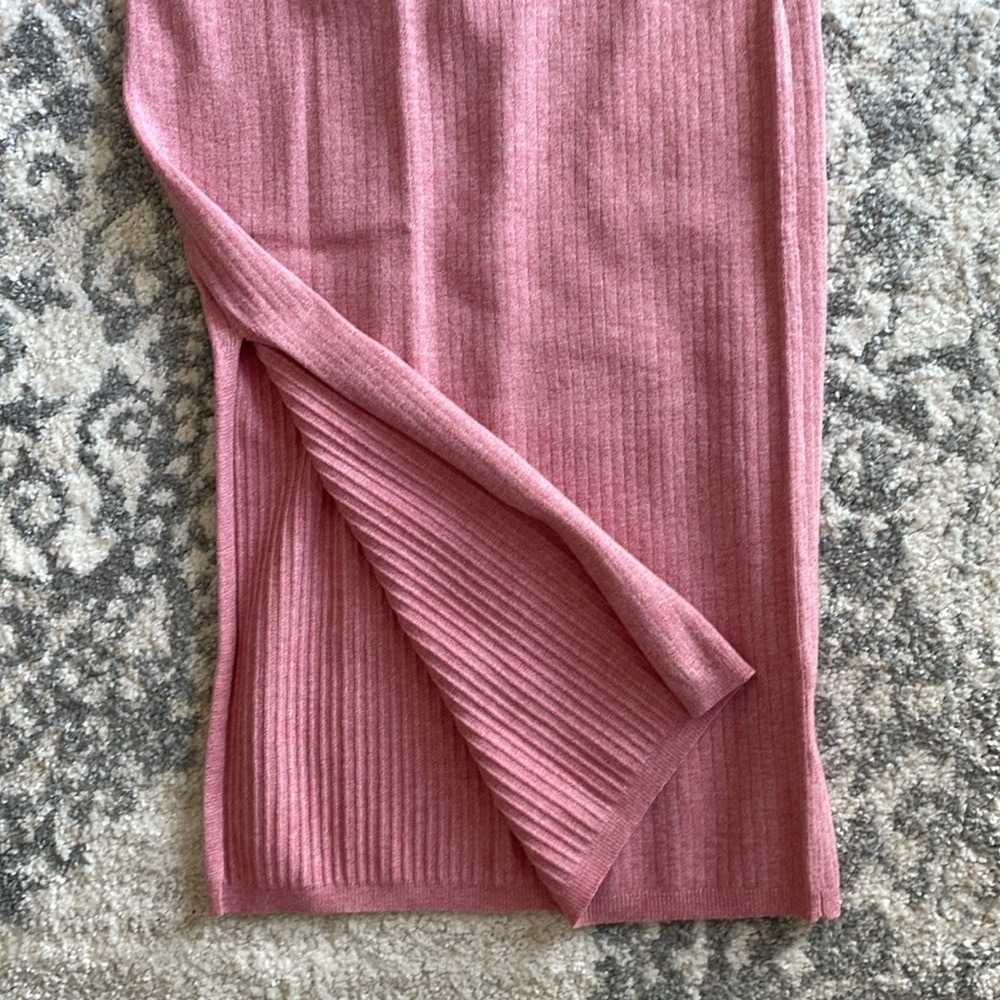 Pink Lily skirt with slit - Picture 4 of 4